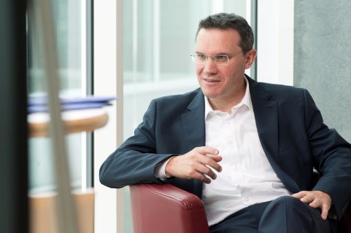 Georg Lutz Professor Dr. Georg Lutz ist Forscher am Kompetenzzentrum für Sozialwissenschaften in Lausanne und Direktor des Swiss Centre of Expertise in the Social Sciences FORS, Gépolis Universität Lausanne. (Foto: Université de Lausanne)