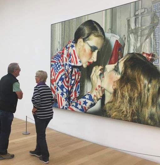 Franz Gertsch: Marina schminkt Luciano Franz Gertsch: Marina schminkt Luciano. 234 x 346 cm. Acryl auf ungrundierter Baumwolle, 1975. Museum Ludwig Köln