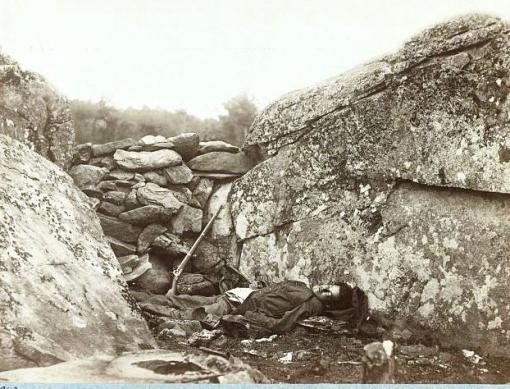 Gettysburg, toter Scharfschütze der konföderierten südlichen Truppen beim &quot;Devil&#039;s Den. Fotografiert von Timothy H. O&#039;Sullivan im Juli 1863. Die Unionstruppen gaben dem Bild den Titel &quot;Home of a rebel sharpshooter&quot;.