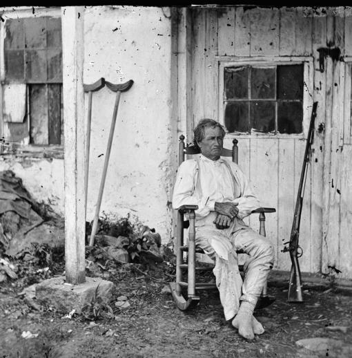 Mit Krücke und Gewehr. John L. Burns, der alte  Held von Gettysburg erholt sich von seiner Verwundung. Publiziert in New York im Juli 1863. Bild aus Brady&#039;s National Photographic Portrait Galleries.