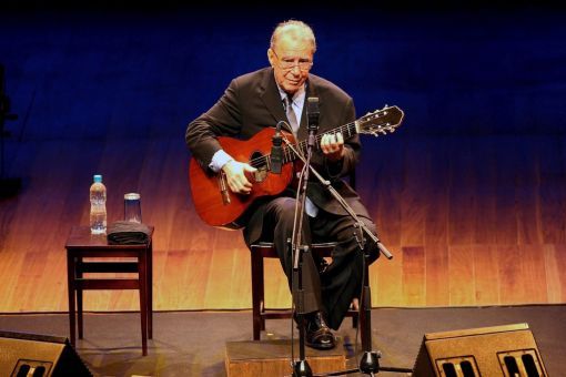 João Gilberto Er war einer der Komponisten des weltberühmten „Girls from Ipanema“. João Gilberto, brasilianischer Sänger, Gitarrist, Komponist und Wegbereiter des Bossa Nova, stirbt im Alter von 88 Jahren vereinsamt und hoch verschuldet in Rio. Das 1962 entstandene „Girl from Ipanema“ (Garota de Ipanema) war eine Gemeinschaftsproduktion von Gilberto, Antônio Carlos Jobim und Stan Getz. Vor allem die Mitwirkung des Jazz-Saxophonisten Getz trug wesentlich zum Erfolg des Stücks bei. Gesungen wurde es von Gilberto und seiner damaligen Frau Astrud Gilberto, die das Lied zunächst nur auf Brasilianisch vortrugen. Später wurde der Text auf Englisch übersetzt. Im Bild: João Gilberto am 14. August 2008 in São Paulo (Foto: Keystone/EPA/Marcos Hermes)