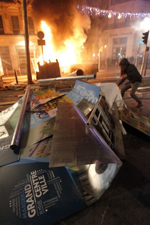 Paris Auf den Pariser Champs-Élysées herrschen teils bürgerkriegsähnliche Zustände. Vermummte Demonstranten errichten Barrikaden, zünden Autos und Kehrichtcontainer an und schlagen Schaufenster ein. Die Sicherheitskräfte reagieren mit Tränengas und Wasserwerfern. Unter die Gelbwesten mischen sich auch Anhänger rechts- und linksextremer Gruppierungen. (Foto: Keystone/AP/Claude Paris)
