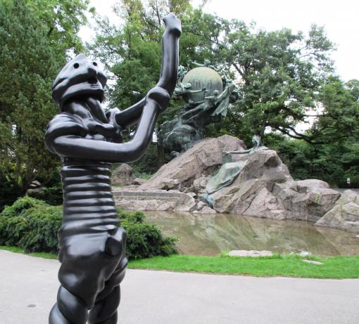 Grosse Geister Einer der vier grossen Geister auf der Kleinen Schanze in Bern, direkt vor dem Weltpostdenkmal. (Bild: André Pfenninger)