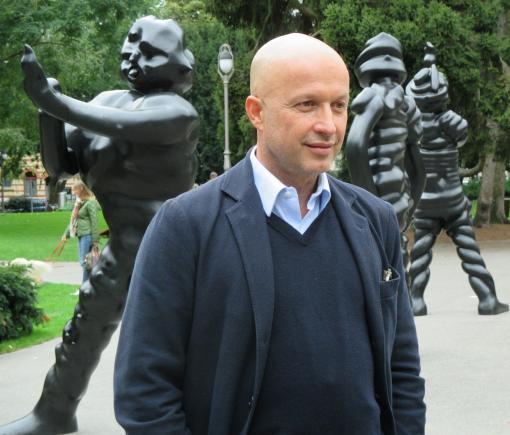 Sam Keller Sam Keller, „der fünfte große Geist“, Direktor der Fondation Beyeler (früher Art Basel) mit drei der „Vier grossen Geister“ von Thomas Schütte (Bild: André Pfenninger)