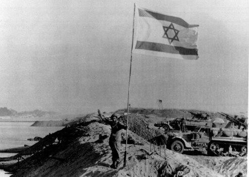 Yom Kippur 6. Oktober 1973: Beginn des Yom Kippur-Krieges. Die ägyptische und die syrische Armee greifen Israel an. Den Ägyptern gelingt es zunächst, über den Suezkanal auf die Sinai-Halbinsel vorzustossen. Syrische Panzer durchbrechen die Waffenstillstandslinie auf den Golanhöhen. Die zunächst traumatisierten Israeli schlagen beide Armeen zurück. Eine ganze ägyptische Armee wird auf dem Sinai eingekesselt. Am 25. Oktober wird ein Waffenstillstand geschlossen. Die arabischen Ölproduzenten verhängen einen Lieferstopp gegen westliche Staaten. Es kommt zur „Ölkrise“.