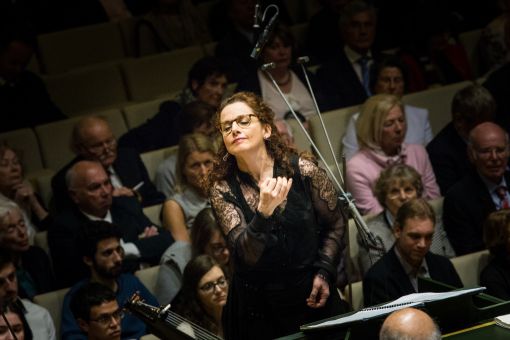Hingebungsvoll und kompetent: Emmanuelle Haïm beim Dirigieren. (Copyright Peter Meisel)