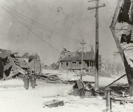 Halifax 6. Dezember 1917: Sie gilt als die grösste von Menschen verursachte Explosion aller Zeiten. Im Norden des Hafens Halifax an der kanadischen Ostküste kommt der norwegische Frachter „Imo“ vom Kurs ab und stösst frontal auf die „Montblanc“, ein mit 3’000 Tonnen Sprengstoff beladenes Munitionsschiff, das auf dem Weg zum Krieg in Europa war. Eine Feuerwand, die fast Kilometer hoch ist, schiesst in die Höhe. Menschen und Bäume werden durch die Luft geschleudert, Schiffe werden an Land geworfen, Eisenbahnschienen verbogen und Strommasten geknickt. 1’946 Menschen sterben, 9’000 werden verletzt. Hunderte Häuser werden zerstört.