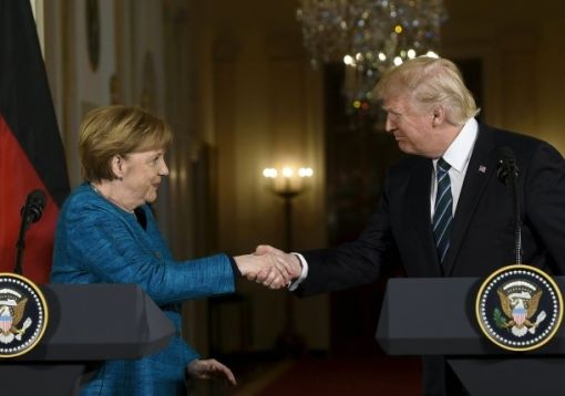 Merkel, Trump Trotz herzlichem Händedruck: Die erste Begegnung von Angela Merkel mit Donald Trump verläuft schwierig. Die Atmosphäre soll „angespannt kühl“ gewesen sein, erklären deutsche Gesprächsteilnehmer. Der Präsident bekannte sich zu einer starken Nato. Beide Seiten bekennen, sie wollten vehement gegen den Terrorismus vorgehen. In der Wirtschafts- und Handelspolitik prallen die Gegensätze aufeinander.