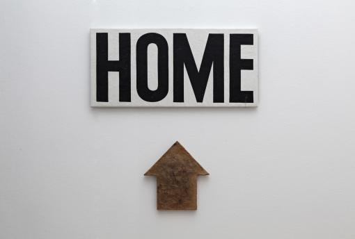 Ian Anüll, &quot;Home, Sweet Home&quot;, 1997, Buchstaben im Siebdruckverfahren auf Lastwagenplane, 46.5 x 97 cm, Schokolade auf Holz, 40 x 38 cm