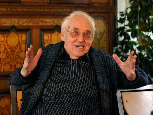 Helmut Hubacher Der 1926 geborene Schweizer Politiker war von 1975 bis 1990 Präsident der Sozialdemokratischen Partei (SP) und während Jahren eine der prägenden Figuren der schweizerischen Politik. Von 1963 bis 1997 gehörte er dem Nationalrat an. Er galt als scharfzüngiger Kritiker. Nach seinem Rücktritt schrieb er Bücher und verfasste Kolumnen für die Basler Zeitung und den Blick. Seine Texte schrieb er auf einer Schreibmaschine; das Internet nutzte er nicht. Er starb mit 93 Jahren. Im Bild: Hubacher im Jahr 2010 in seinem Haus in Courtemaîche (Kanton Jura). (Foto: Keystone/Karl-Heinz Hug)