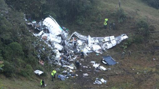 Kolumbien, Flugzeugabsturz 29. November: Kurz vor der Landung in der kolumbianischen Grossstadt Medellín stürzt ein Flugzeug der bolivianischen Gesellschaft Mamia in bergiges, schwer zugängliches Gebiet ab. Die 22 Spieler des brasilianischen Erstliga-Fussballklubs Associação Chapecoense de Futebol kommen ums leben. Mit ihnen sterben weitere 54 Flugzeuginsassen. Fünf Passagiere überleben. Vermutlich ist der Absturz auf Treibstoffmangel zurückzuführen.