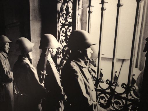 Soldaten mit Stahlhelmen Bild in der Ausstellung