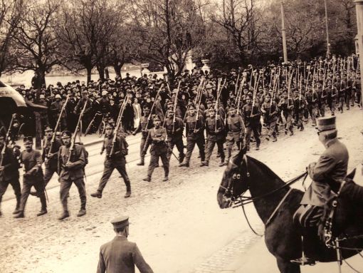 Defilee (Foto in der Ausstellung)