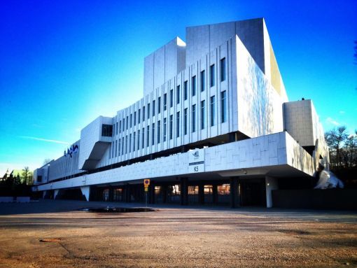 Alvar Aalto Er gehört zu den berühmtesten Architekten und Designern des letzten Jahrhunders. (u. a. „Finlandia-Halle“ in Helsinki, 1962, „Heilig-Geist-Kirche“ in Wolfsburg 1962), Designer (Sessel „Paimio“ 1929, „Aalto-Vase“ 1936). Im Bild die Finlandia-Halle. Alvar Aalto stirbt am 11. Mai 1976 in Helsinki.