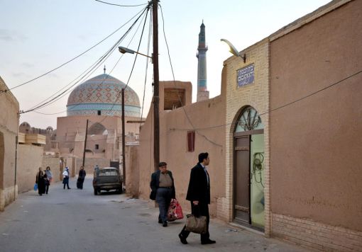 Eine Moschee (im Hintergrund) und die Synagoge „Mola Agha Baba“ in der iranischen Stadt Jazd
