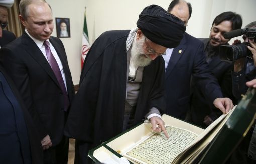 Russlands Präsident Wladimir Putin (l) besuchte 2015 Irans Staatsoberhaupt Ali Khamenei und schenkte ihm einen alten Koran.