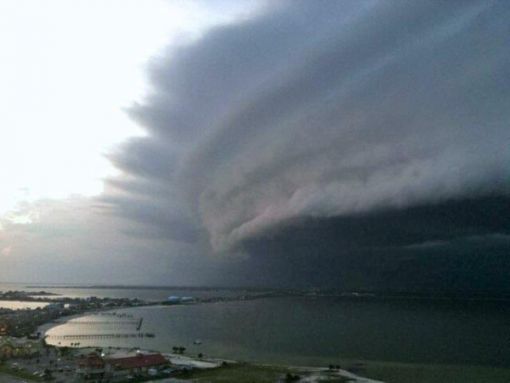 Irma, Florida Ankunft von Irma in Florida. Laut der amerikanischen Katastrophenschutzbehörde sind 90 Prozent der Häuser in den Florida Keys zerstört oder schwer beschädigt. In den Bundesstaaten Florida, Georgia und South Carolina sterben 39 Menschen. Nach dem Durchzug von Irma folgen weitere Hurrikane.