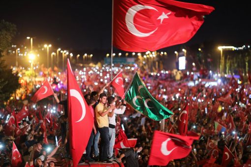 Instanbul Ein Jahr nach dem gescheiterten Putschversuch in der Türkei bekunden Zehntausende auf der Bosporus-Brücke in Istanbul ihre Solidarität mit dem türkischen Machthaber. Staatspräsident Recep Tayyip Erdoğan hatte nach dem Putsch eine beispiellose Säuberungswelle eingeleitet: Zehntausende Offiziere, Soldaten, Arbeiter, Studenten, Professoren, Richter und Beamte wurden verhaftet. Mehrere Hunderttausend verloren ihre Arbeit. Erdoğan kündigte in der Nacht zum Sonntag ein erbarmungsloses Vorgehen gegen seine Gegner an. „Wir werden ihnen den Kopf abreissen“, rief er. (Foto: Keystone/EPA/Tolga Bozoglu)