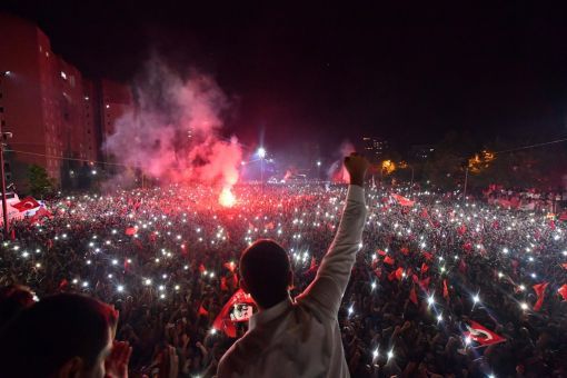 Istanbul Freudenkundgebung in Istanbul nach Ekrem İmamoğlus Sieg. Auf den 49-jährigen Oppositionskandidaten enfallen rund 53 Prozent der Stimmen. Sein schärfster Gegenkandidat Binali Yıldırım von der AKP erhält 45 Prozent. (Foto: Keystone/Onur Gunal/CHP Press Office)