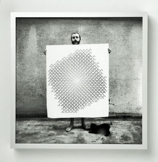 Ursel Jäger: Gottfried Jäger präsentiert seine Lochblendenstruktur 3.8.14 F 2.6, 1967 1968, Kamerafotografie, Silbergelatine-Barytpapier (Agfa-Record-Rapid 1, papierstark, hochgl.) 23 x 23 cm