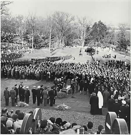Kennedy, Arlington Eine Million Menschen nehmen auf dem Friedhof Arlington bei Washington an den Trauerfeierlichkeiten für den ermordeten John F. Kennedy teil.
