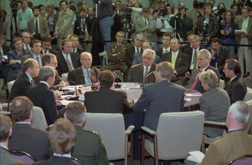 Dayton-Vertrag Auf der Wright-Patterson Air Force Base bei Dayton (Ohio) paraphieren der serbische Präsident Slobodan Milošević (hinten rechts), der kroatische Präsident Franjo Tuđjman (hinten in der Mitte) und der bosnisch-herzegowinische Präsident Alija Izetbegović (hinten links) den Dayton-Vertrag. Unterzeichnet wird das Abkommen, das den Krieg in Bosnien beendet und die künftige Gestaltung von Bosnien-Herzegowina regelt, am 14. Dezember 1995 in Paris. Ausgehandelt wurde das Vertragswerk von den USA und der EU. (Foto: Keystone/AP/Joe Marquette)