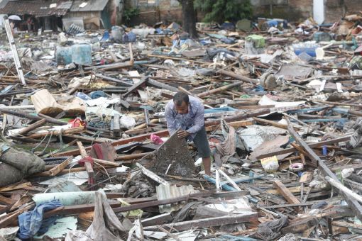 Der Ausbruch des Vulkans Anak Krakatau, der zwischen Java und Sumatra liegt, und der anschliessende Tsunami fordern über 400 Tote. 16’000 Menschen sind obdachlos. 882 Häuser, 73 Hotels und Villen sowie 430 Boote sind zerstört worden. Der Tsunami wird durch einen Unterwasser-Hangrutsch ausgelöst. Die Welle hat Indonesien 24 Minuten später erreicht. Betroffen ist vor allem die Region Pandeglang in der Provinz Banten auf Java. Dort liegen beliebte Badestrände und der Nationalpark Ujung Kulon. Sie sind an Weihnachten ein beliebtes Touristenziel. Schwere Schäden wurden vom Ferienstrand Carita gemeldet. In Sumatra wurden weite Teile der Stadt Bandar Lampung zerstört. Während der Katastrophe herrschte Vollmond. Dieser verursachte einen hohen Wasserstand (Springtide), was die Tsunami-Welle noch verstärkte. Das Bild stammt aus Sumur in der Banten-Provinz. (Foto: Kestone/EPA/Adi Weda)