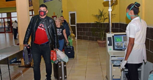 Touristen verlassen Kuba Touristen verlassen die Flughäfen. Der 2-Meter-Abstand wird eingehalten
