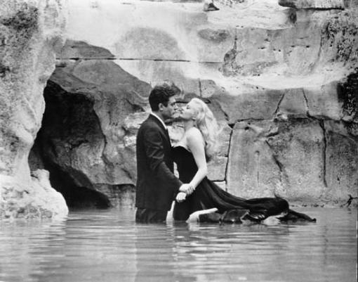 Vor rauschendem Wasser kommen sie sich näher. Federico Fellini: &quot;La dolce vita&quot;