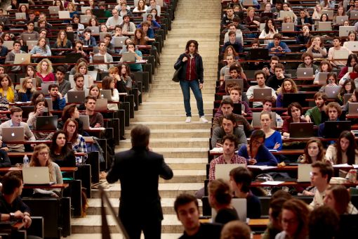 Camélia Jordana im Hörsaal
 
