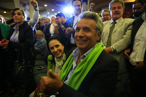 Ecuador, Lenin Moreno Die zweite Runde der Präsidentenwahl in Ecuador gewinnt der 64-jährige Sozialist Lenín Moreno mit 51 Prozent der Stimmen. Moreno war Kandidat der linksgerichteten Regierungspartei „Alianza País“. Damit bleibt Ecuador eines der wenigen linksregierten Länder Lateinamerikas. Moreno will die sozialen Reformen seines Vorgängers Rafael Correa weiterführen und die „Politik des Sozialismus des 21. Jahrhunderts“ fortsetzen. Im Bild Moreno mit seiner Frau Rocio Gonzales am Wahlabend in Quito. (Foto: Keystone/EFE/José Jacome)