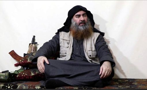 Abu Bakr al-Baghdadi Der Anführer der Terrororganisation „Islamischer Staat“ IS stirbt in der Provinz Idlib im Nordwesten Syriens. Nach amerikanischen Angaben sprengt er sich und seine drei Söhne selbst mit einer Sprengstoffweste in die Luft, um einer Festnahme zu entgehen. Amerikanische Spezialeinheiten hatten einen Angriff auf sein Versteck durchgeführt. (Foto: Keystone/AP)