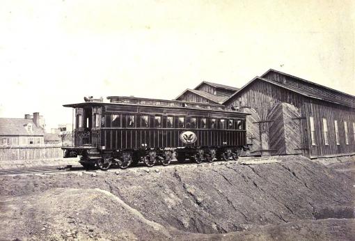 Der Eisenbahnwagen von Präsident  Lincoln. Nach seinem Tod wird sein Sarg darin transportiert. Deshalb wird der Wagen &quot;funeral car&quot; genannt. Foto: Russell, Andrew J., publiziert 1865.