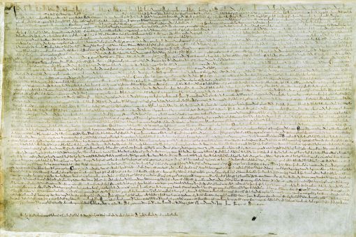 Magna Carta 1215: Auf einer Wiese bei Runnymede westlich von London unterzeichnet König John I. (Johann Ohneland) zusammen mit revoltierenden englischen Adligen die Magna Carta (Magna Charta). Darin werden fundamentale Freiheitsrechte festgeschrieben. Die Magna Carta gilt bis heute als Symbol von Rechtsstaatlichkeit und individueller Freiheit. Die verbrieften Freiheitsrechte gelten nur für den Adel. Der Kirche wird die Unabhängigkeit von der Krone garantiert.