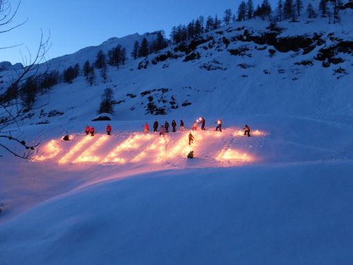 Silence Das Wort “Silence” welches die Aktivisten abends in den Schnee schreiben (Foto: Katharina Conradin)