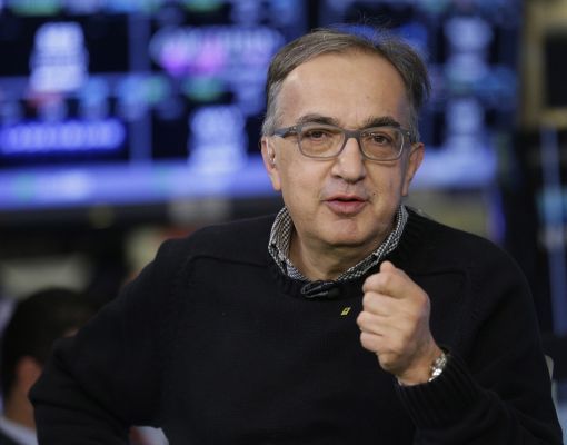 Sergio Marchionne Der frühere Fiat-Chef starb im Zürcher Universitätsspital an einer über ein Jahr lang geheimgehaltenen Krankheit. „Er war der Beste“, sagt Fiat-Präsident Elkann. Marchionne war eng mit der Schweiz verbunden. Er besass in Blonay im Kanton Waadt eine Villa. Er war unter anderem CEO von Alusuisse und ab 2002 CEO der „Société Générale de Surveillance“ in Genf. 2003 stieg er bei Fiat ein, zunächst als Mitglied des Aufsichtsrates und dann ab 2004 als CEO. Seit 2009 war er CEO von Chrysler LLC. Anschliessend fusionierten Fiat und Chrysler zur Fiat Chrysler Automobiles (Fca) mit Sitz in den Niederlanden. Von 2007 bis 2010 war Marchionne als nebenamtlicher Vizepräsident auch Verwaltungsrat der UBS. Seine Zeit bei Fiat war ein aufreibender Kampf gegen den radikalen Flügel der italienischen Gewerkschaften. Als Marchionne Fiat übernahm, stand das Turiner Traditionshaus am Abgrund. Marchionne war es gelungen, durch harte Sanierungsmassnahmen das Unternehmen zu retten. Die Gewerkschaften werfen ihm vor, Fiat „verscherbelt“ zu haben. Aus steuerlichen Gründen befindet sich der Sitz in London. Im Bild: Sergio Marchionne im Oktober 2015 in New York (Foto: Keystone/EPA/Andrew Gombert)