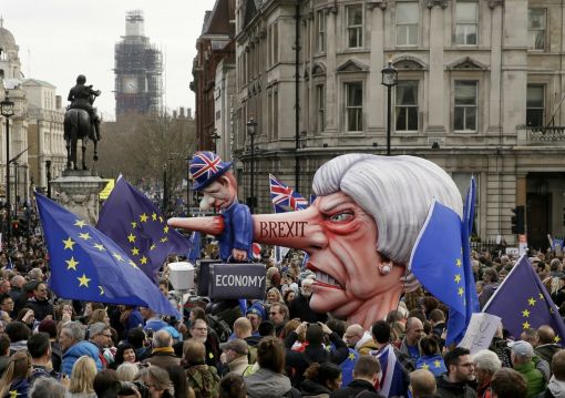 London Mehr als eine Million Britinnen und Briten demonstrieren in London für einen Verbleib Grossbritanniens in der EU. Die Manifestanten verlangen eine zweite Volksabstimmung über den Brexit. Zuvor hatten viereinhalb Millionen Briten – 16 Prozent der wahlberechtigten Bevölkerung – dem Parlament eine Petition übergeben, in der ein Verbleib des Landes in der EU gefordert wird. Premierministerin Theresa May, die als Totengräberin der britischen Wirtschaft bezichtigt wird, stemmt sich gegen eine neuerliche Volksbefragung. (Foto: Keystone/AP/Tim Ireland)