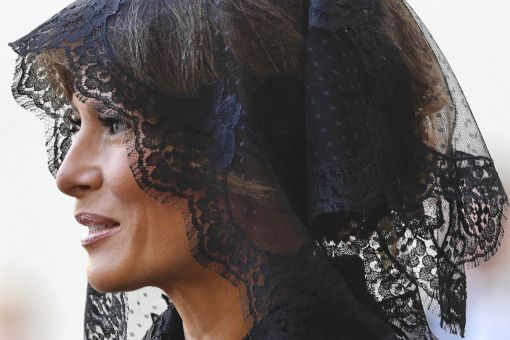 Melania beim Papst Auf Ihrer Europareise treffen Donald Trump und Melania im Vatikan mit dem Papst zusammen. Die Privataudienz dauert 30 Minuten. Beim Klimaschutz, in der Flüchtlingskrise und beim Thema Einwanderung vertreten der Papst und Trump gegensätzliche Positionen. Für Gesprächsstoff sorgt in den Medien das schwarze Kopftuch, mit dem die First Lady dem Papst entgegentritt. Kurz zuvor hatte sich Melania in Saudi-Arabien geweigert, eine Kopfbedeckung zu tragen. (Bild: L'Osservatore Romano/Pool)
