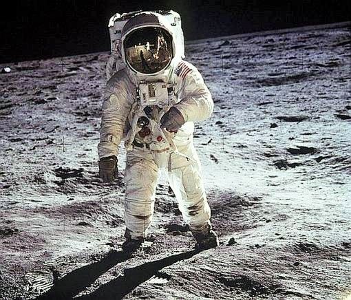Mondlandung 20. Juli 1969: Zum ersten Mal landen Menschen auf dem Mond. Die Mannschaft von Apollo 11 besteht aus Neil Armstrong, Buzz Aldrin und Michael Collins; Collins verbleibt im Mondorbit. Um 20:17:58 Uhr UTC vermeldet Armstrong: „Houston, Tranquility Base here. The Eagle has landed!“ Als erster betritt Armstrong - und kurz darauf Aldrin - am 21. Juli den Boden des Erdtrabanten. Das Bild zeigt Buzz Aldrin. In den Jahren von 1969 bis 1972 haben zwölf Menschen den Mond betreten. (Foto: Nasa)