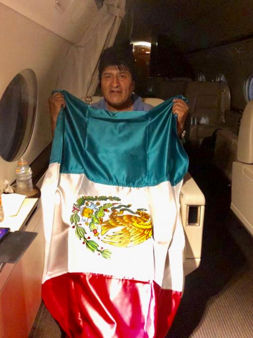 Ivo Morales Die mexikanische Luftwaffe fliegt den gestürzten linksgerichteten bolivianischen Präsidenten Evo Morales nach Mexiko. Aufgenommen wurde das Bild vom mexikanischen Aussenminister Mercelo Ebrard. Morales deckt sich mit einer mexikanischen Flagge zu. Der davongejagte Präsident, der viele Erfolge vorzuweisen hatte, war in Ungnade gefallen, weil er die Verfassung umbog, um ein viertes Mal kandidieren zu können. Anschliessend soll er das Wahlergebnis manipuiert haben, was er bestreitet. Der Indigene Morales selbst spricht von einem lange geplanten Putsch rechtsgerichteter Kreise, die von den USA und der weissen Oberschicht unterstützt worden seien. Im Dezember gewährt ihm die neue peronistische Regierung in Argentinien politisches Asyl. (Foto: Mexikanisches Aussenministerium via AP)