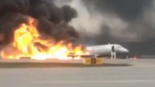 Moskau Ein Suchoi Superjet 100 der Aeroflot fängt bei einer harten Notlandung auf dem Moskauer Flughafen Scheremetjewo Feuer. Zuvor war die Maschine, die sich auf dem Weg von Moskau nach Murmansk befand, wahrscheinlich von einem Blitz getroffen worden. Nachdem viele Instrumente ausgefallen waren, entschieden sich die Piloten zur Rückkehr nach Moskau. Beim harten Aufprall auf der Piste fliesst Treibstoff aus, der sich entzündet. 41 der 78 Personen an Bord sterben. Der Pilot kann sich abseilen. (Foto: Keystone/EPA/dpa/Russian Investigative Committee)