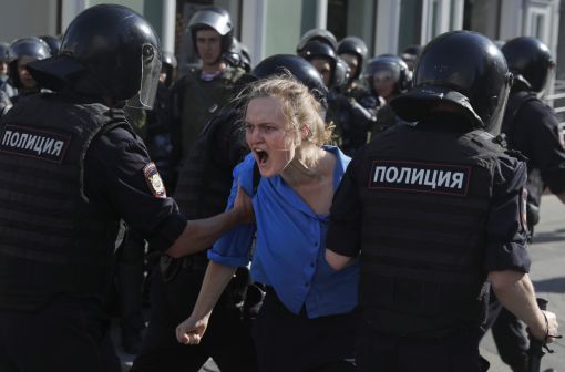 Moskau In Moskau gehen Sicherheitskräfte mit grosser Härte gegen Demonstranten vor, die freie Wahlen verlangen. Die Manifestation war nicht bewilligt worden. Die Behörden hatten eindringlich vor einer Teilnahme gewarnt. Trotzdem kommen Tausende, vor allem viele Junge. Die Polizei nimmt zahlreiche Demonstranten fest. „Schämt euch!“, rufen die Manifestanten in Sprechchören. „Wir sind friedliche Menschen, wir wollen freie Wahlen.“ (Foto: Keystone/AP/Pavel Golovkin)