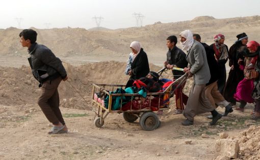 Mosul, Flüchtlinge Die beginnende Endphase der Schlacht um Mosul hat einen riesigen Flüchtlingsstrom ausgelöst. Nach Angaben des Uno-Hochkommissariats für das Flüchtlingswesen sind seit Oktober 2016 350’000 Menschen aus der nordirakischen Stadt geflohen. Viele werden auf ihrer Flucht von IS-Kämpfern unter Beschuss genommen. Nach Uno-Angaben sind noch immer 600’000 Menschen in der weitgehend zerstörten Stadt eingeschlossen. Es fehlt ihnen an Nahrungsmitteln, Wasser und medizinischer Versorgung. Mosul ist die letzte Hochburg des „Islamischen Staats“ im Irak. Am 9. Juli wird die Stadt endgültig von der irakischen Regierungsarmee zurückerobert. Das Bild zeigt eine Flüchtlingsfamilie auf dem Weg durch die Wüste Richtung syrischer Grenze.
Viele Flüchtlinge werden in überfüllte Lager in der Wüste gepfercht. Ob sie je ihr Zuhause wiedersehen, ist ungewiss. (Foto: Keystone/EPA/Omar Alhayali)