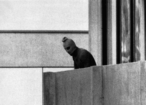 München Der palästinensische „Schwarze September“ überfällt die israelische Delegation bei den Olympischen Spielen in München, tötet zwei israelische Athleten und nimmt elf weitere als Geiseln. Bei dem späteren Befreiungsversuch werden alle Geiseln, fünf Terroristen und ein Polizist getötet. (Foto: Keystone/AP/Str)