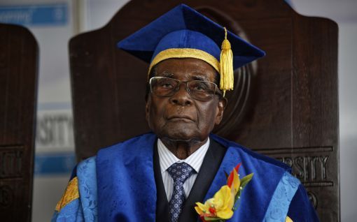 Robert Mugabe Der frühere simbabwische Präsident und einstiger Kämpfer gegen den Kolonialismus stirbt im Alter von 95 Jahren. Er war der am längsten amtierende Machthaber der Welt. Von 1980 bis 1987 war er Ministerpräsident und anschliessend Staatspräsident. Er hatte zunächst einige Erfolge vorzuweisen. Ab den Neunzigerjahren verwandelte er sich in einen korrupten, diktatorischen Despoten, der das Land in den Ruin ritt. Im November 2017 wurde er gestürzt. (Foto: Keystone/AP)