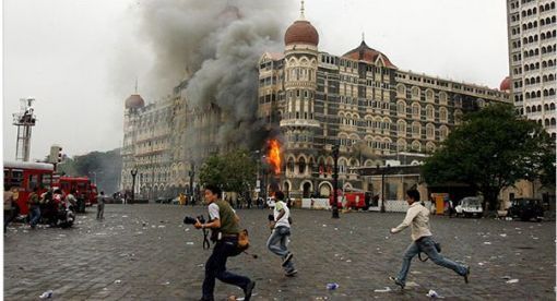 Mumbai 26. November 2008: Zehn militante Islamisten verüben in der indischen Stadt Mumbai (Bombay) mehrere Terroranschläge und töten 174 Menschen. Neun der Angreifer werden getötet. Der 10. Attentäter, Ajmal Kasab, wird am 21. November 2012 im Yervada-Zentralgefängnis in Pune gehängt. Die Terroristen hatten im Stadtzentrum unter anderem ein jüdisches Zentrum, Luxushotels, den Hauptbahnhof und ein Café angegriffen. Die Geiselnahmen im legendären „Taj Mahal“-Hotel hielten die Welt drei Tage lang in Atem. Indien macht die aus Pakistan operierende Terrorgruppe Lashkar-e-Taiba (Armee der Reinen) für die Angriffe verantwortlich. (Foto: Keystone/AP)