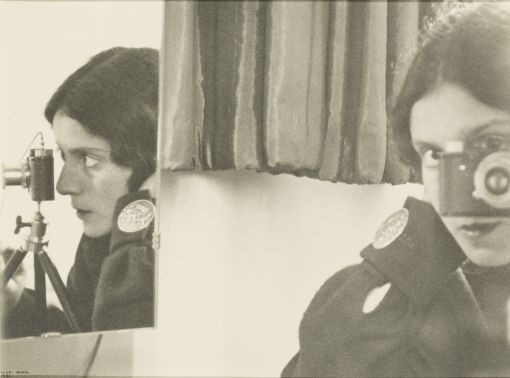 Ilse Bing Selbstporträt mit Leica. Ilse Bing (1899-1998), 1931 Silbergelatineabzug, 19,5 x 21,5 cm © Thomas Walther Collection