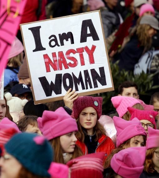 Seattle Ein Bild aus Seattle. Zum Symbol des weiblichen Widerstands gegen Trump wird der rosarote „Pussyhat“, der von der 30-jährigen Kalifornierin Krista Sih entworfen wurde. Während die grossen amerikanischen Fernsehstationen ausgiebig über den „Women's March“ berichten, erwähnen Murdochs Trump-nahe „Fox News“ das Ereignis nur am Rande. Begonnen hatte alles mit einem Aufruf auf Facebook. Eine Rentnerin in Hawaii hatte zu den Manifestationen aufgerufen und die riesige Protestlawine ausgelöst.(Foto: Keystone/AP/Elaine Thompson)