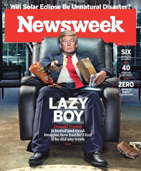 Newsweek Donald Trump geht für 17 Tage in die Ferien – obwohl er im Wahlkampf beteuert hatte, er werde nie Ferien nehmen („I don’t take vacations“). Die Bilanz seiner ersten sechsmonatigen Regierungszeit ist desaströs: Er hat kein einziges Gesetz zustande gebracht und kein einziges seiner grossen Wahlversprechen eingelöst. Anfangs Dezember beurteilen 57 Prozent der Amerikanerinnen und Amerikaner Trumps Politik und sein Verhalten als negativ. 70 Prozent haben eine schlechte Meinung von der Arbeit des von den Republikanern dominierten Kongresses. Anfang Dezember gelingt ihm endlich eines seiner Reformvorhaben. Doch die durchgezwängte Steuerreform könnte sich als Bumerang erweisen. (Foto: Newsweek)