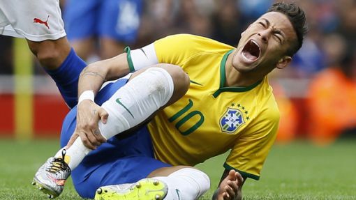 Neymar Gekennzeichnet ist die Weltmeisterschaft auch durch zahlreiche zirkusreife Einlagen des brasilianischen Spielers Neymar. Über 14 Minuten wälzt er sich an der WM in Frankreich auf dem Rasen. Allein im Achtelfinale gegen Mexiko (2:0) bleibt er mehr als fünf Minuten auf dem Boden. Das ist selbst dem brasilianischen Nationalhelden Pelé zu viel: In einem Interview mit dem französischen Fernsehen Canal+ kritiserte er Neymars angebliches Leiden, seine Schwalben und Schauspielereien. (Foto: Keystone)